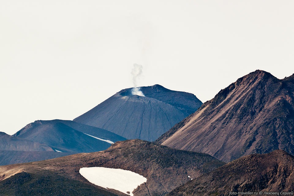 Вид на вулкан Чикурачки с вершины вулкана Карпинского