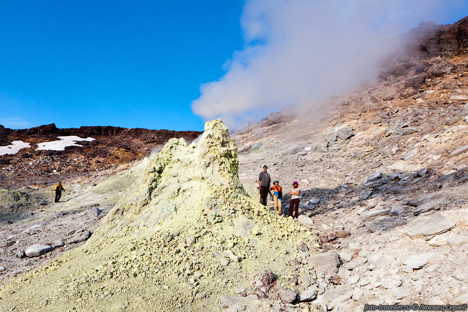 На Втором сольфатарном поле вулкана Карпинского находятся 4 больших 
фумаролы и несколько более мелких.
Высота самой большой 2,5 м. Чуть повыше есть мелкие выходы кипящей воды.