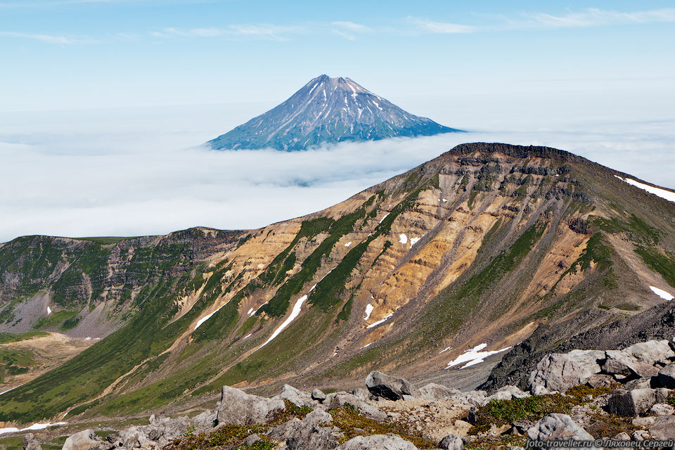 Гора Топор на переднем плане и вулкан Фусса на заднем