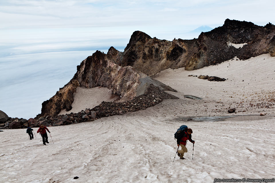 Подъем по снежнику в кратере вулкана Фусса