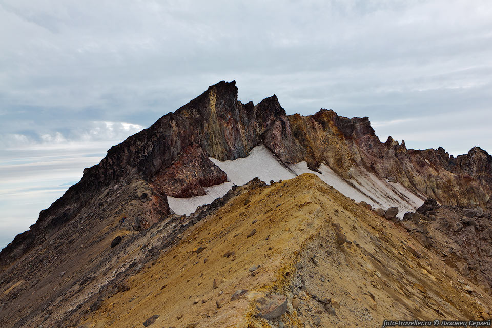 На высшую точку вулкана Фусса добраться не просто - нужно лезть 
по скалам