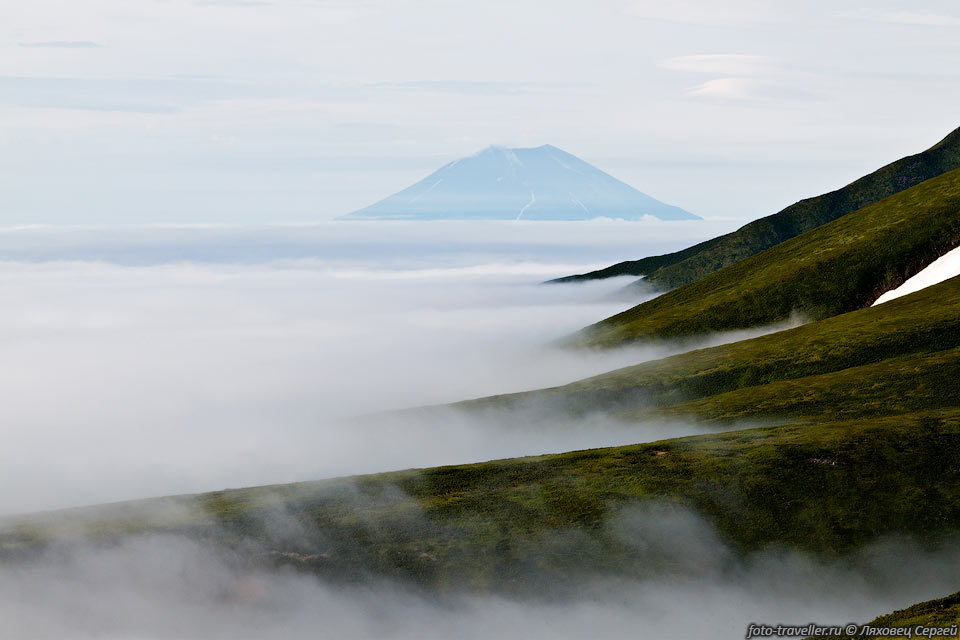 Волны тумана и вулкан Алаид на острове Атласова