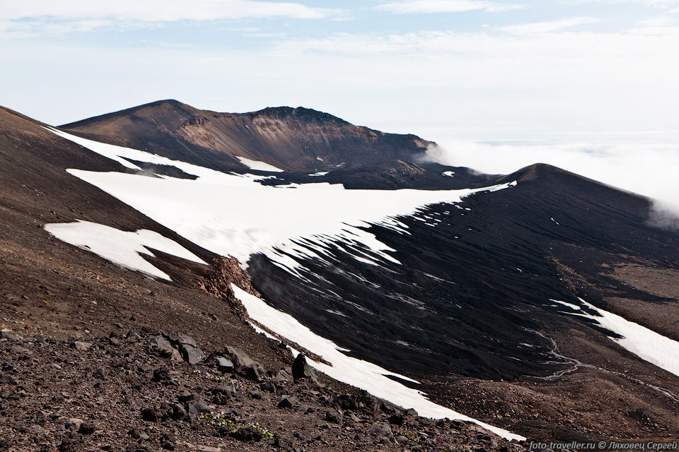 Разрушенный кратер вулкана Татаринова (1530 м).