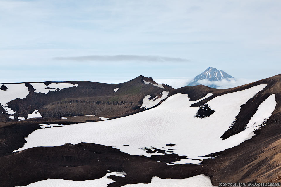 Разрушенный кратер вулкана Татаринова и вулкан Фусса на заднем 
плане