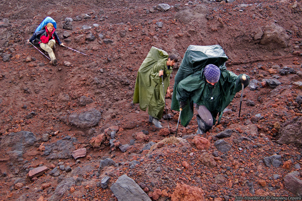 Преодоление промоин в сыпучем шлаке на склоне вулкана Чикурачки