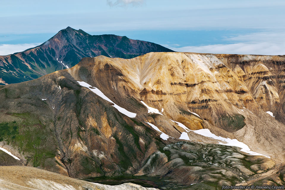 На переднем плане гора Кольчужная.
На заднем плане Каменистый хребет с самой высокой точкой - горой Левашова.