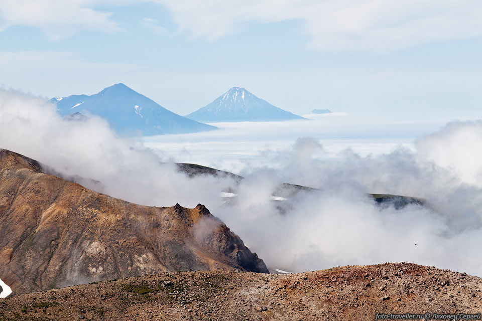 Вулкан Чикурачки, вулкан Фусса и вдалеке остров Анциферова