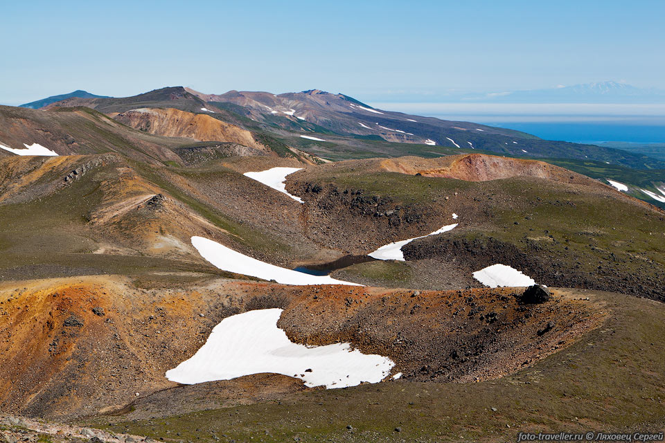 Вид на север с вершины вулкана Козыревского.
Справа виден вулкан Крашенинникова (1072 м).