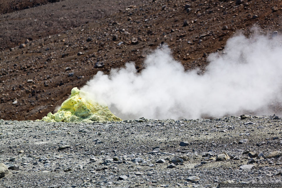 Юго-восточное фумарольное поле вулкана Эбеко.
Это пологий склон, на котором расположено 4 мощных фумаролы и множество более мелких.