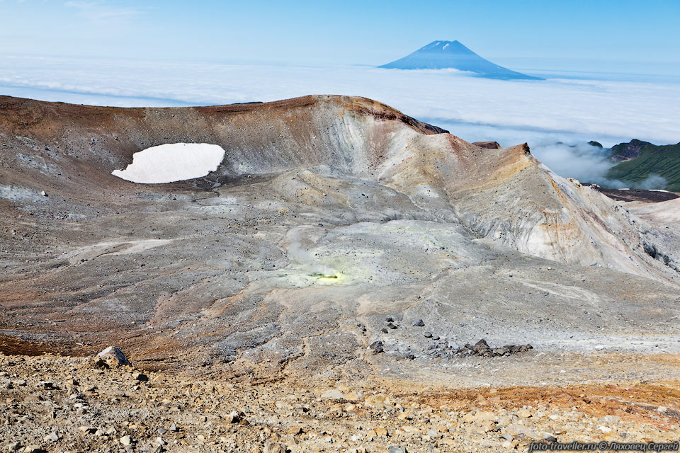 Южный кратер вулкана Эбеко (1156 м) с фумаролой.
На заднем плане виден вулкан Алаид (Остров Атласова).
