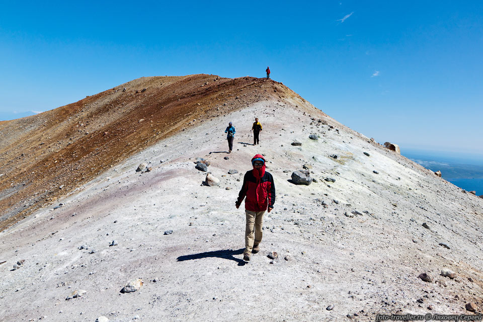 Обходим Южный кратер Эбеко