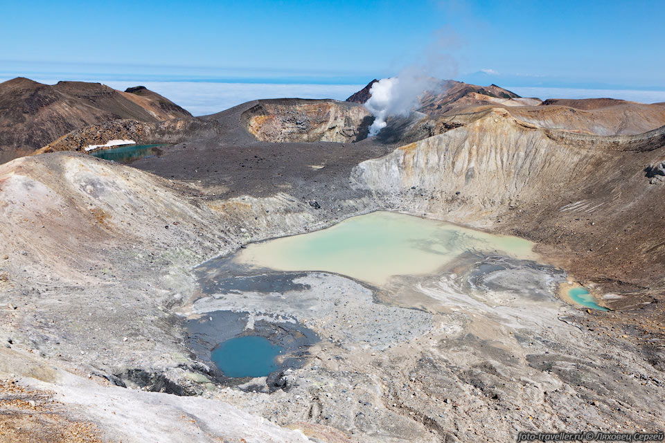 В Среднем кратере видно три озера с разным цветом воды.
Еще одно расположено под кромкой слева.