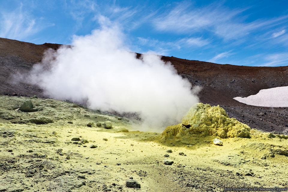 Фумарола в Южном кратере вулкана Эбеко