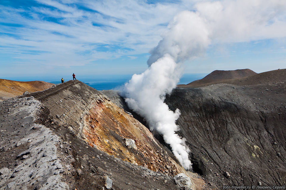 Столб газа.
Северный кратер вулкана Эбеко.
