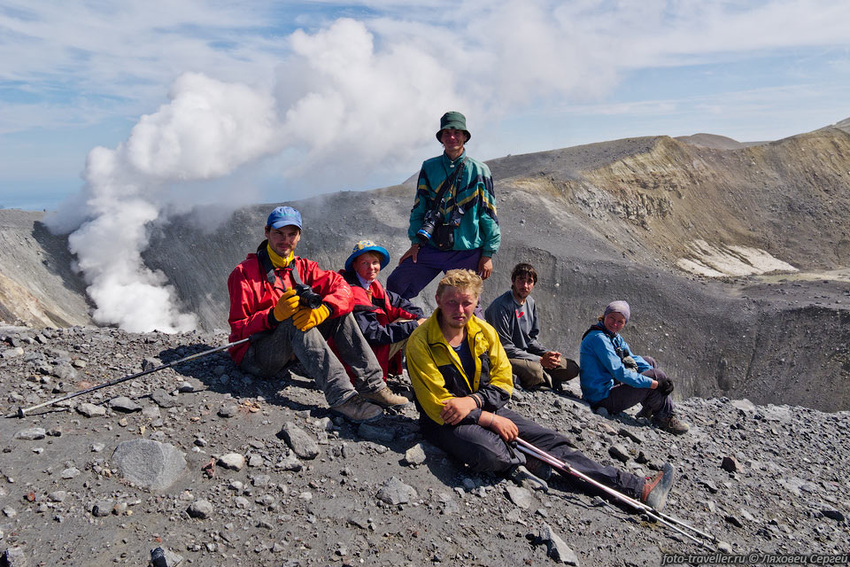 На кромке активного северного кратера вулкана Эбеко.