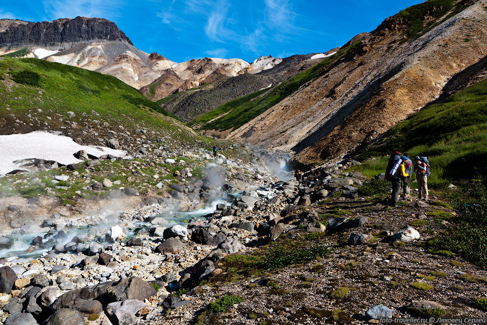 Верхнеюрьевские горячие источники расположены в верховьях ручья 
Юрьева  к западу от вулкана Эбеко.