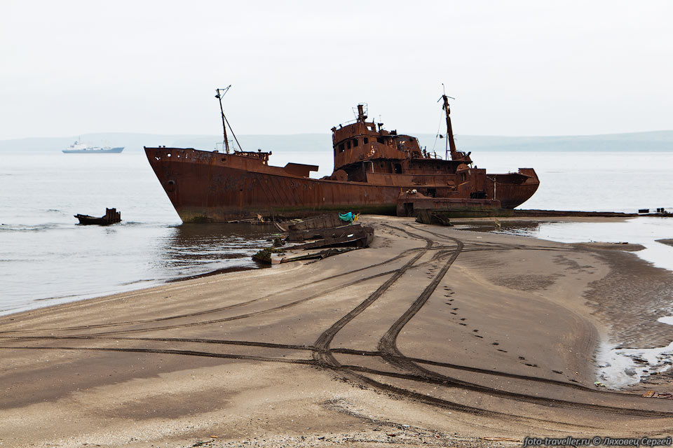 Ржавое судно возле порта в Северо-Курильске.
Их уже режут на металл.