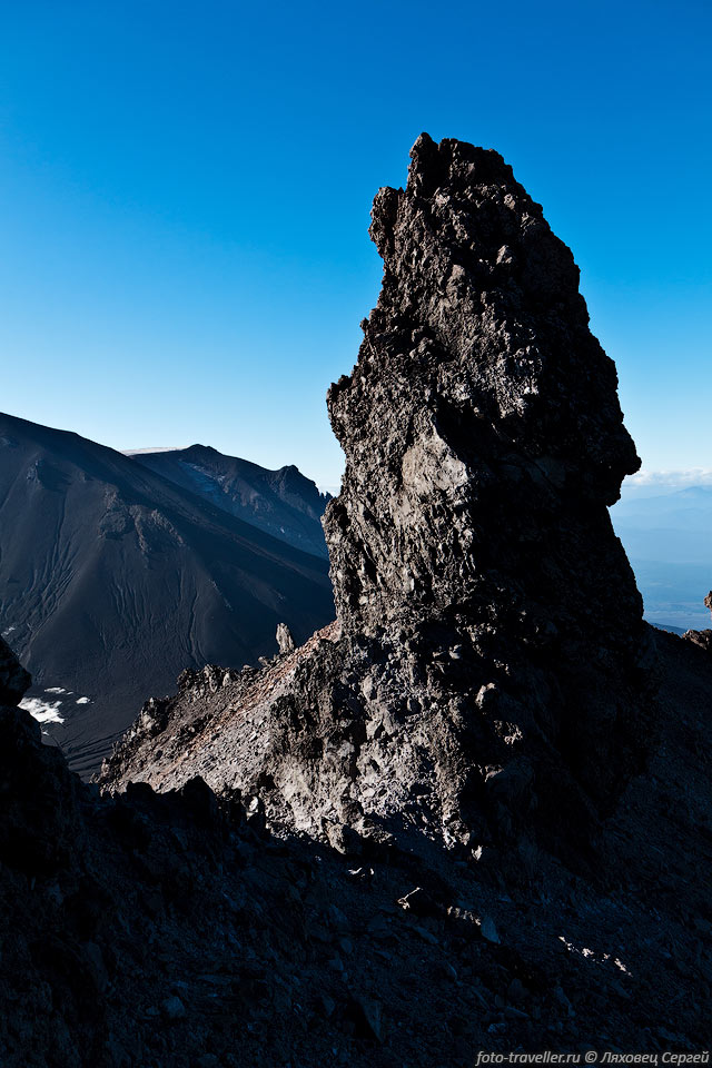 Один из останцев на кромке кратера вулкана Козельский