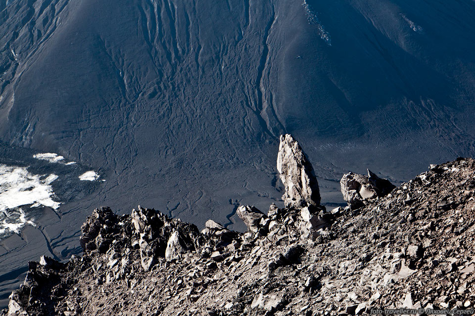 Над перемычкой между вулканом Козельский и горой Угловая