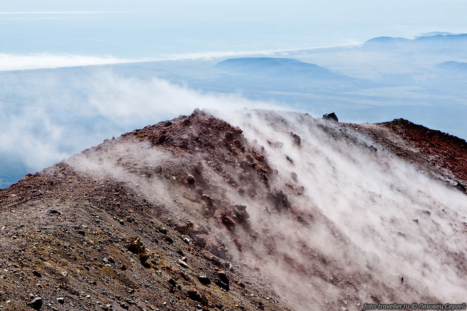 Ветер гонит вулканические газы через кромку кратера