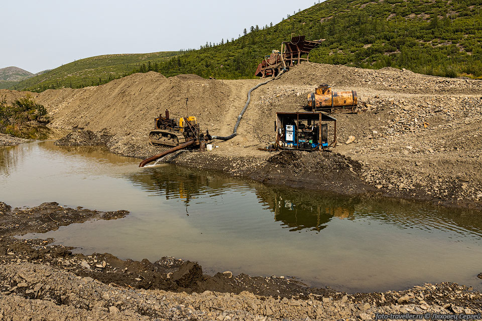 Добыча россыпного золота небольшой артелью из 25 человек в долине 
реки Правая Укразия
