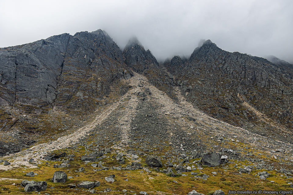 Перевал Пила в облаках.
Горы и осыпи хребета Большой Аннгачак.