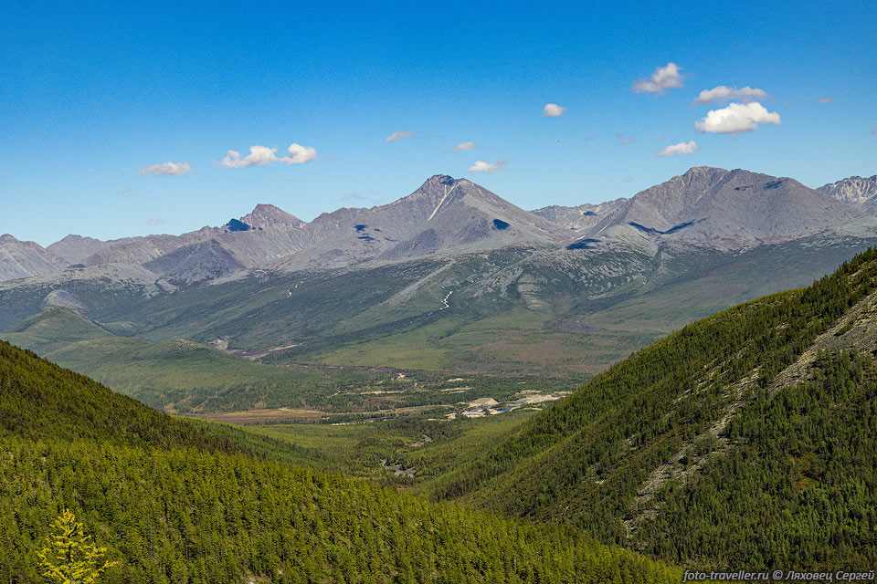 Вид на хребет Большой Аннгачак с севера