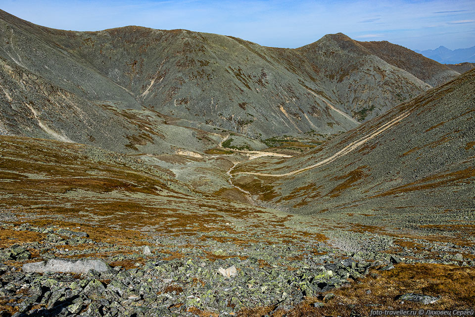 Верховья ручья Правый Инякан.
Вид с подъема на перевал Куропатковый (1718 м).
