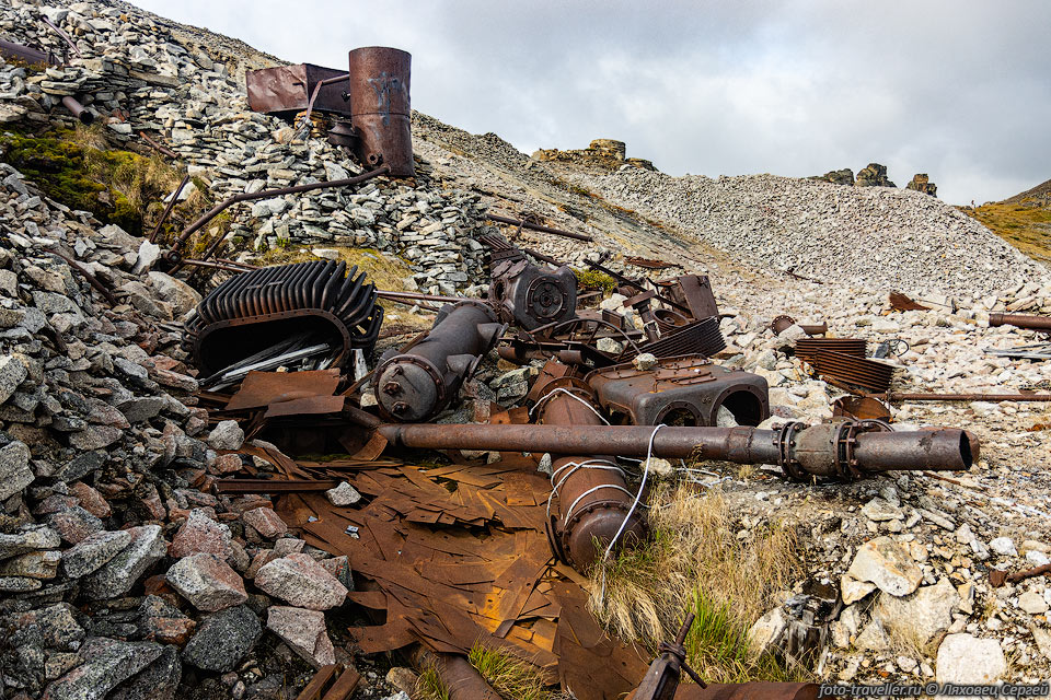 Остатки трансформатора и каких-то других механизмов.
Развалины оловяно-уранового рудника Бутугычаг.