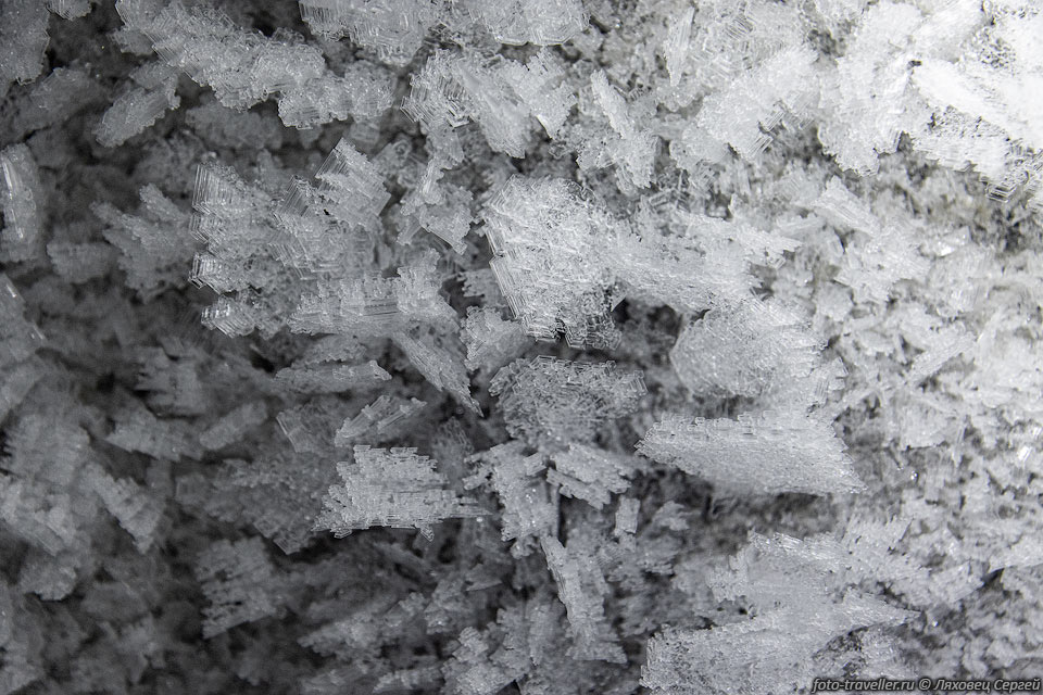 Очень красивые, огромные кристаллы льда.
Внутри довольно холодно, есть тяга.