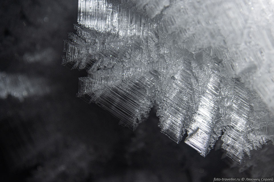 Кристалл льда в штольне расположенной в вечной мерзлоте.
Заброшенный оловяно-урановый рудник Бутугычаг.