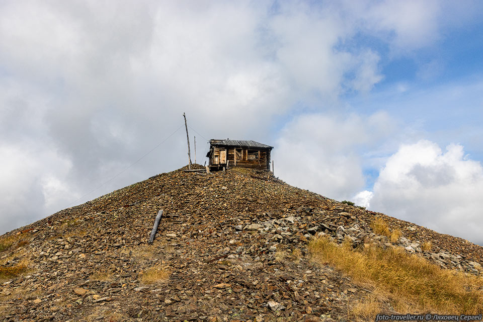 Самый уцелевший домик - это домик метеостанции, расположенный 
над останцами. 
Но и в нем находиться не очень комфортно - много щелей.
Метеостанция расположена на склоне горы 1418 м.