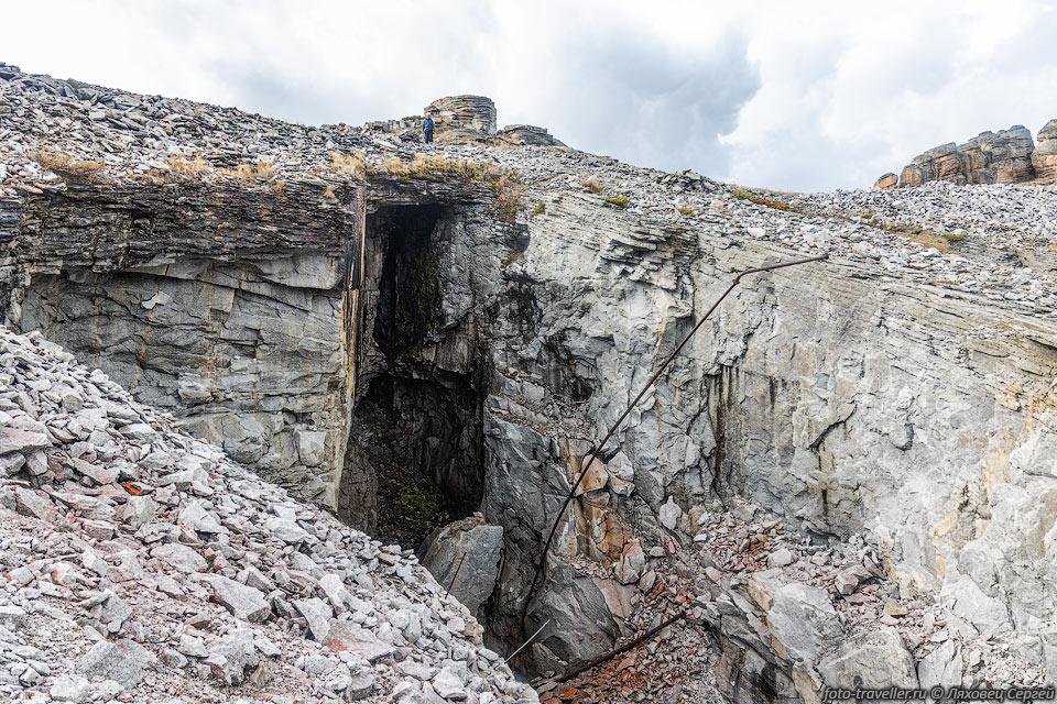 Выбраная жила. Заброшенный рудник Бутугычаг.
Возможно где-то внутри можно найти еще остатки штольни.