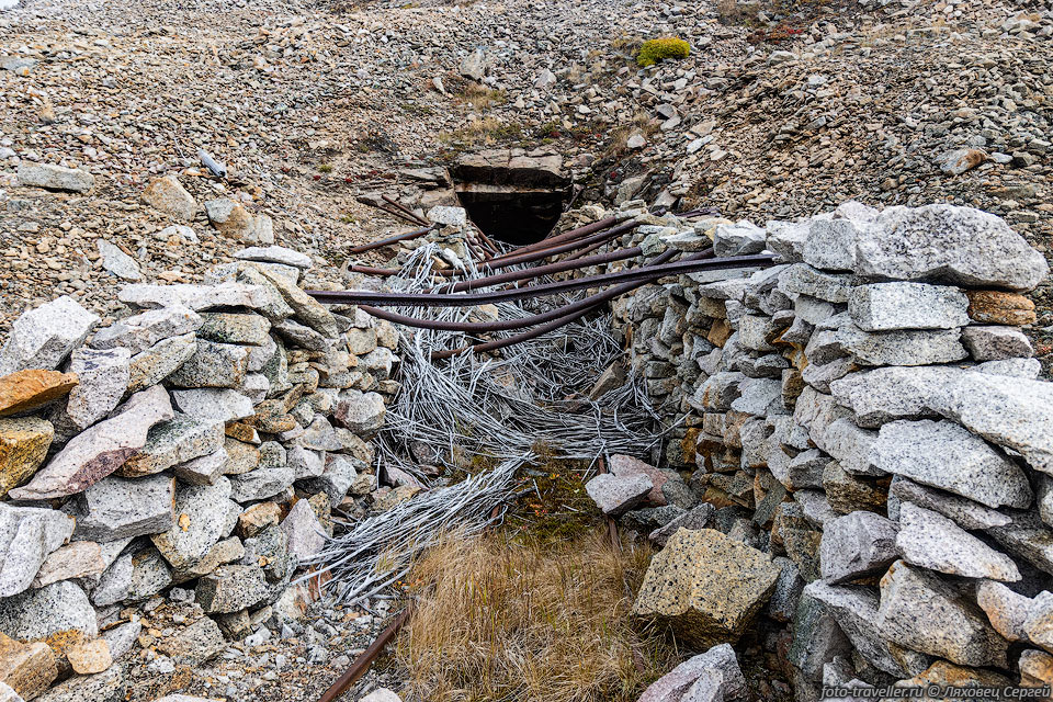 Штольня №8 рудника Бутугычаг.
Расположена на юго-западной стороне сопки.
Забита льдом, но есть тяга.