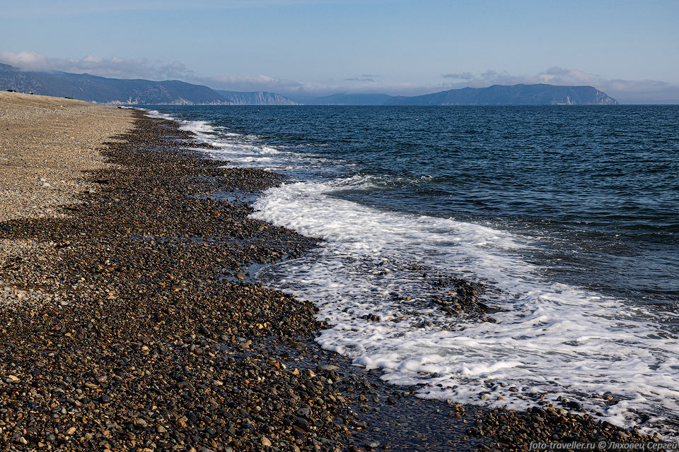 Галечный пляж Охотского моря возле устья реки Армань
