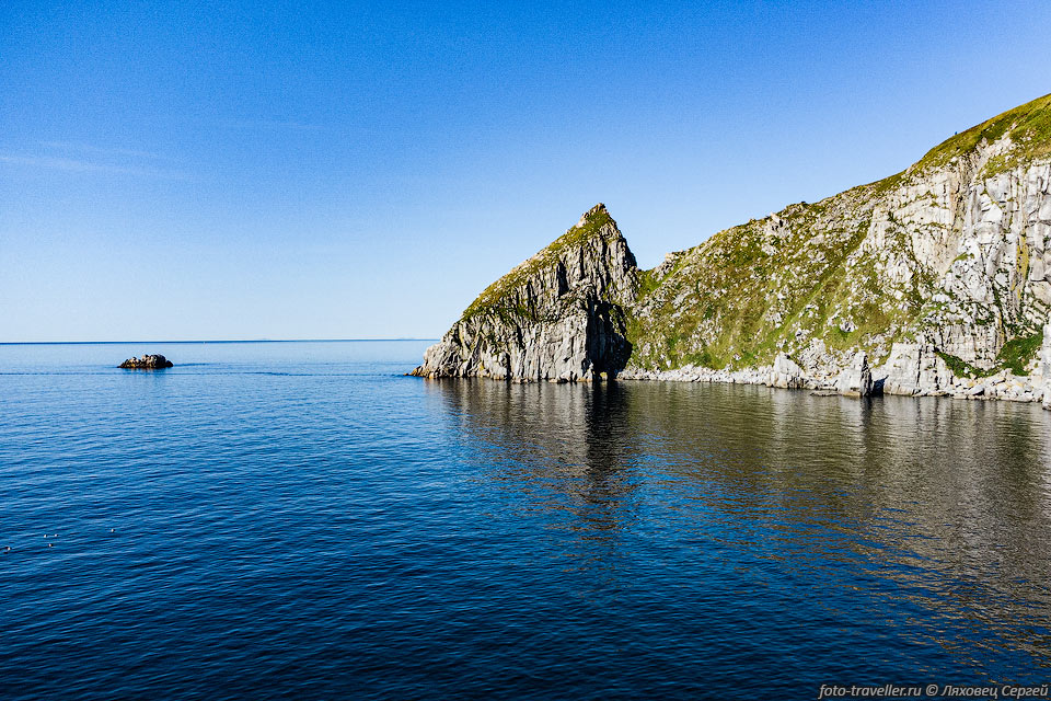 Скалистый мыс Серый в Охотском море, в Магаданской области