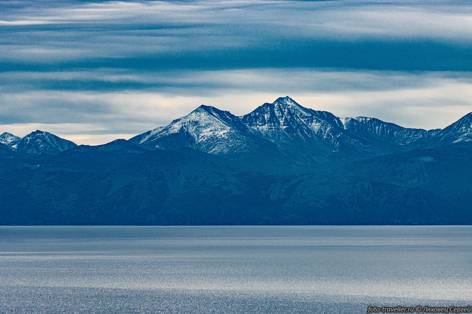 Гора Скалистая на полуострове Кони.
Синие цвета побережья Охотского моря.