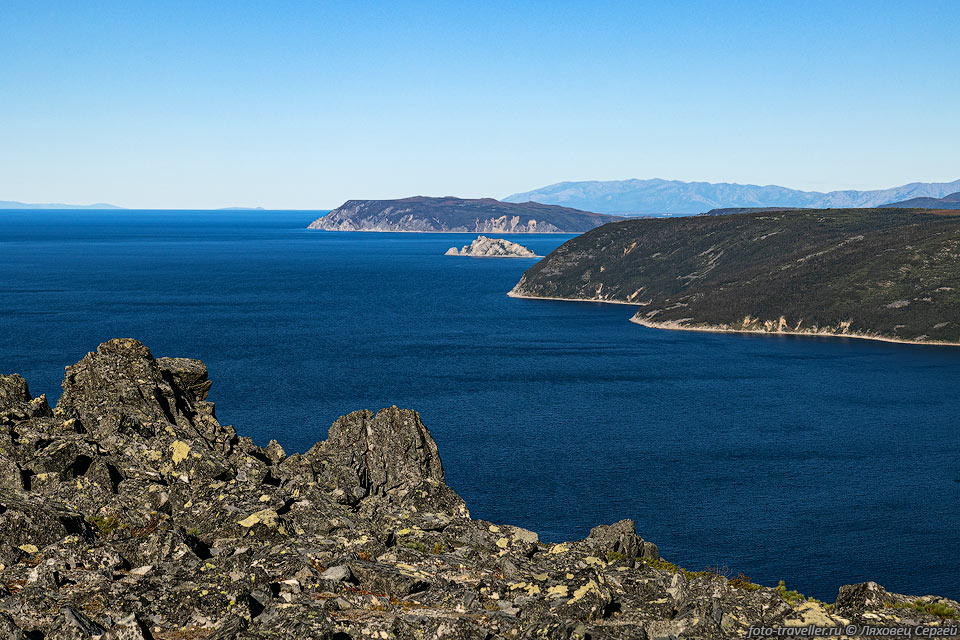 Вид с горы Каменный Венец на мыс Отлогий, мыс Островной и остров 
Недоразумения