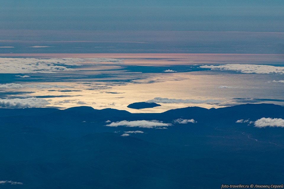 Остров Недоразумения в Охотском море.
Вид с самолета.