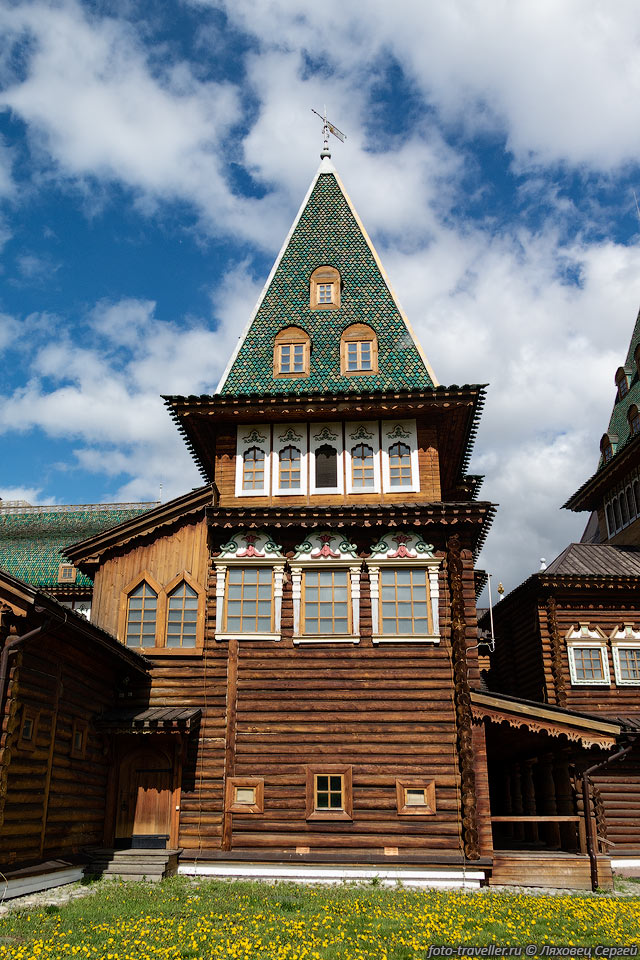 Коломенское - бывшая царская резиденция.
С 1923 года тут действует музей-заповедник русского деревянного зодчества.