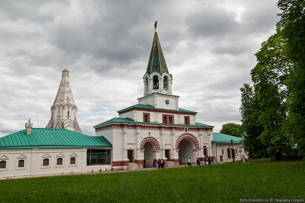 Передние ворота построены в 1671-1673 годах и служили парадным
въездом в царскую усадьбу.
Расположены напротив церкви Вознесения в Коломенском. Состоят из четырёх ярусов 
и завершаются башней.