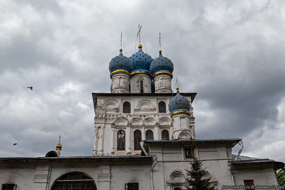 Купола Казанской Церкови. Строительство церкви происходило в 1649-1653 
годах.
Изначально храм был построен как домовой и соединялся переходом с царским дворцом.