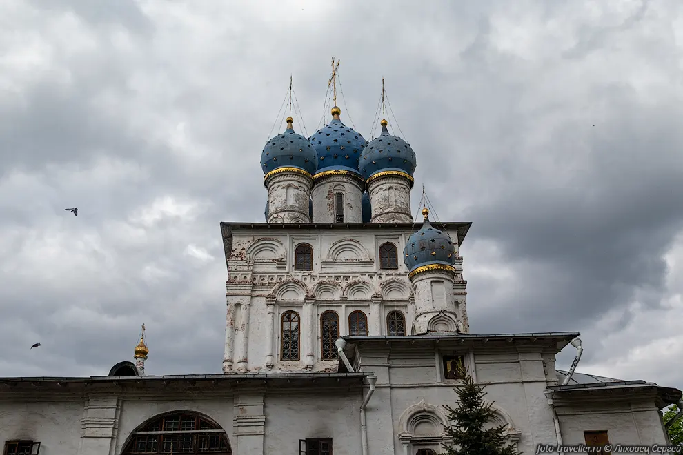 Купола Казанской Церкови. Строительство церкви происходило в 1649-1653
годах.
Изначально храм был построен как домовой и соединялся переходом с царским дворцом.
