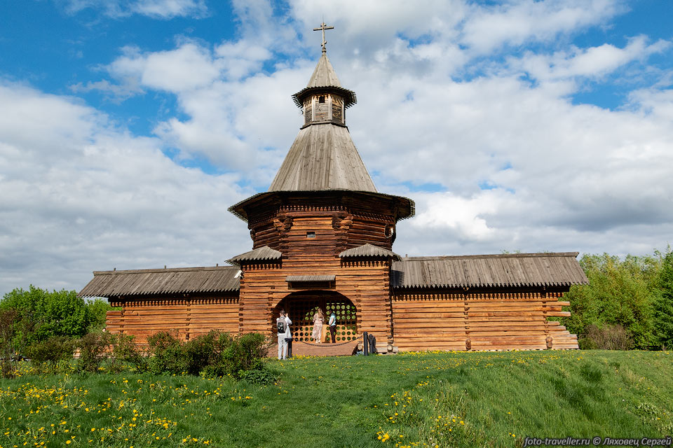 Башня Николо-Корельского монастыря постройки 1698 года - пример 
Русского деревянного зодчества.
 Башня была частью монастыря, построенного в устье Северной Двины в 14-15 веке.