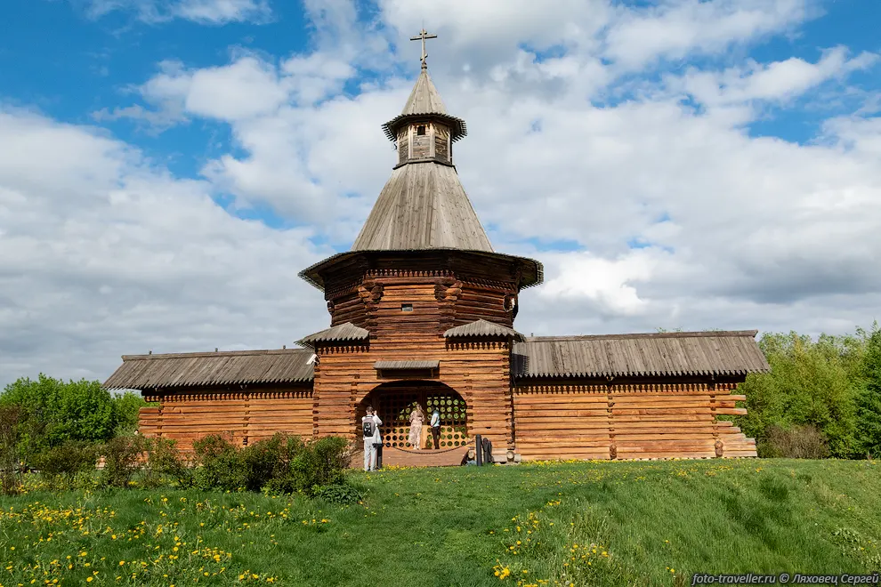 Башня Николо-Корельского монастыря постройки 1698 года - пример
Русского деревянного зодчества.
 Башня была частью монастыря, построенного в устье Северной Двины в 14-15 веке.