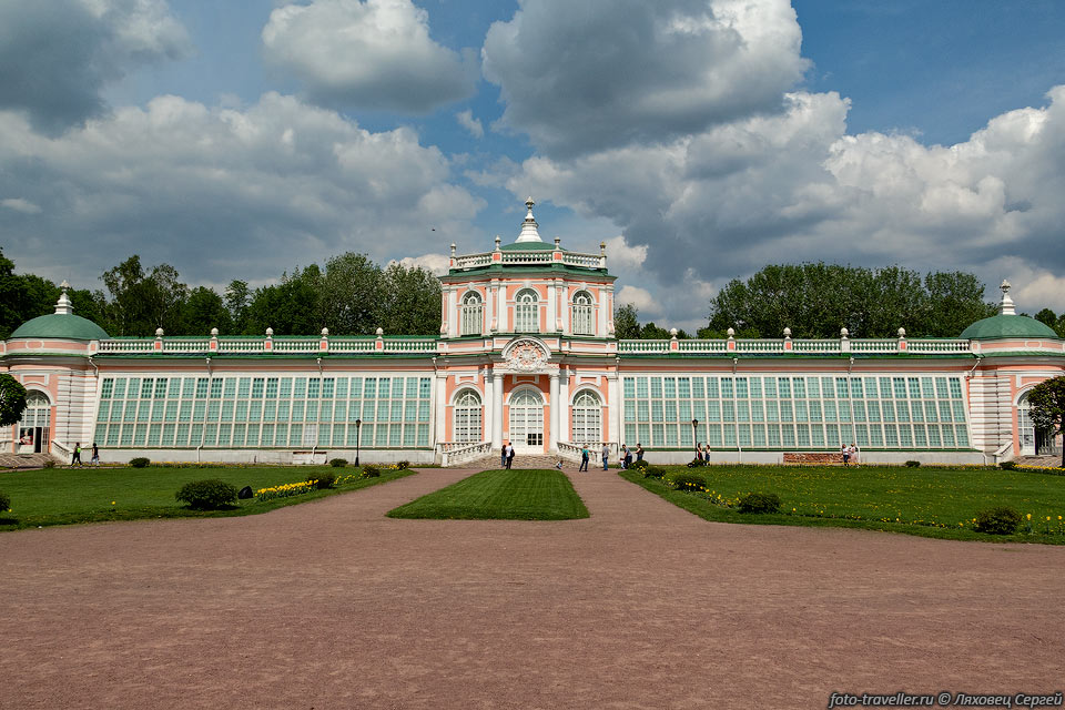 Большая каменная оранжерея построена в 1761-1763 годах.
Это самый большой павильон дворцово-паркового ансамбля усадьбы Кусково.
Оранжерея использовалась также и для приема гостей.
