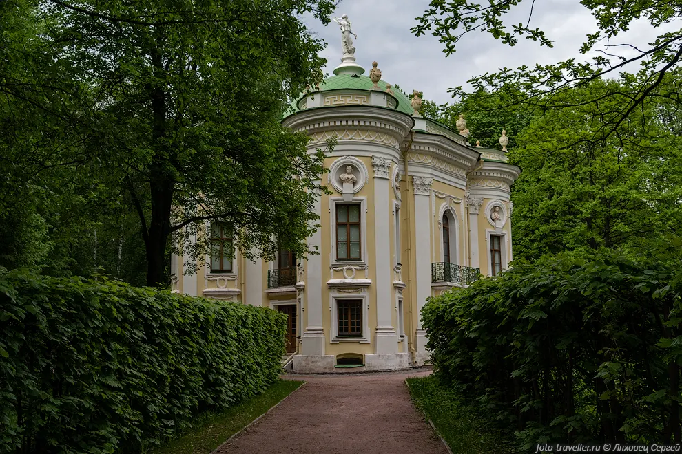 Павильон Эрмитаж в Кусково построен в 1765-1767 годах.
Павильон был предназначен только для друзей хозяина поместья, желавших уединиться.
На второй этаж можно было попасть только с помощью 
подъемного механизма. Первый этаж предназначался для прислуги.