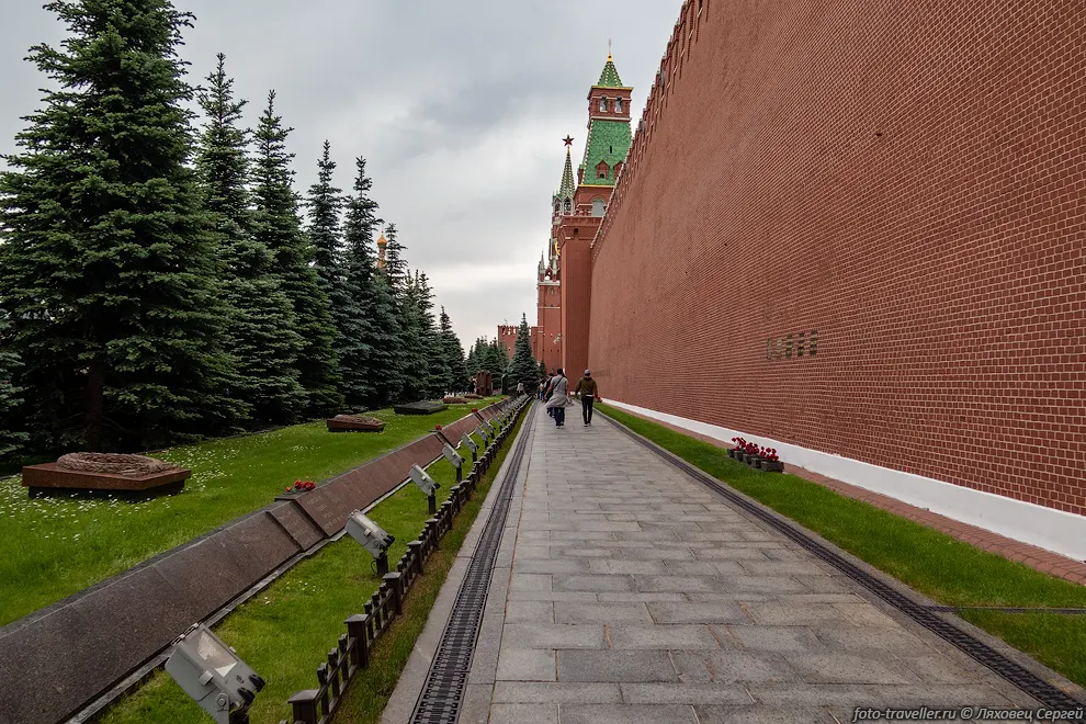 Мемориальное кладбище на Красной площади у Кремлёвской стены.
Место погребения государственных, партийных и военных деятелей СССР.
С 1974 года некрополь охраняется государством как памятник культуры.