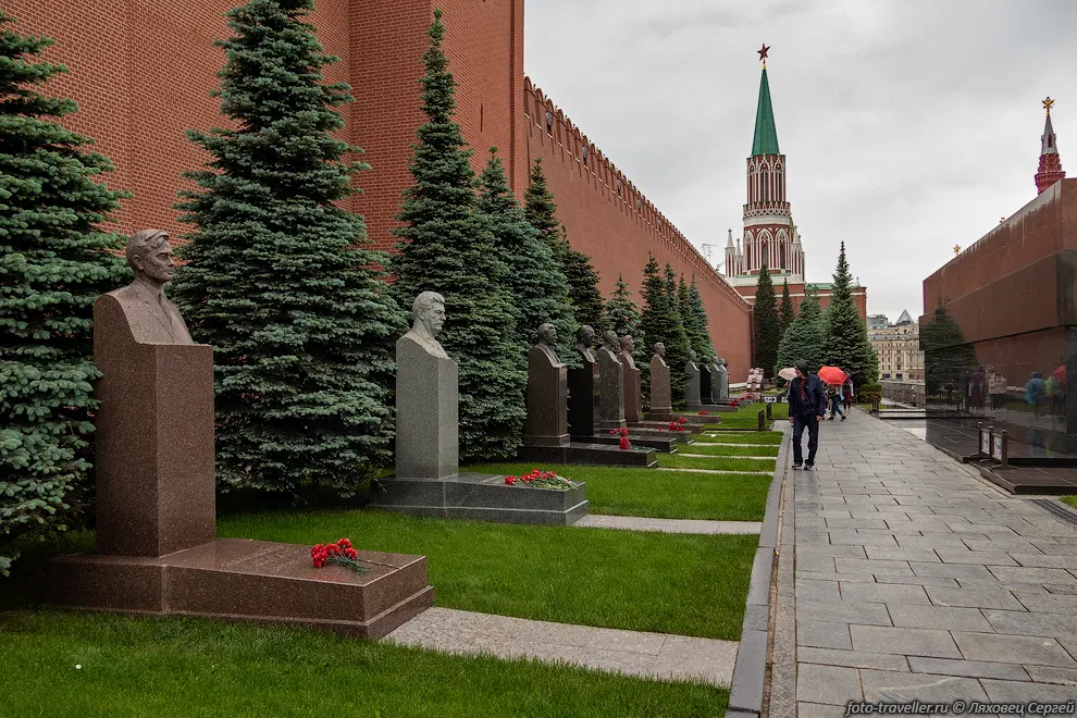 Могилы Сталина, Свердлова, Фрундзе, Дзержинского, Калинина, Ворошилова,
Буденого, Суслова, Брежнева, Андропова, Черненко