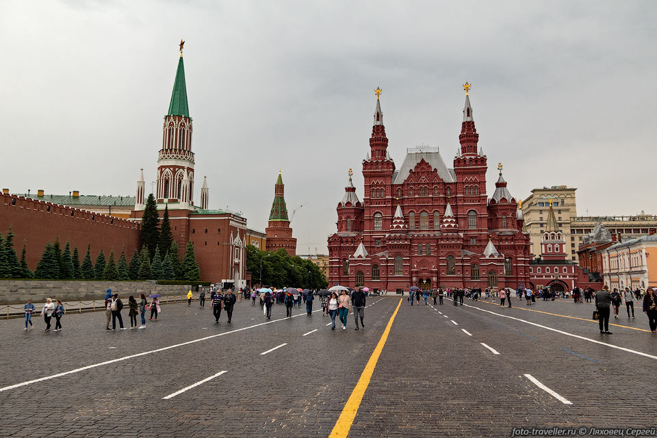 Исторический музей на Красной площади.
Общая длина площади 330 метров, ширина 75 метров.